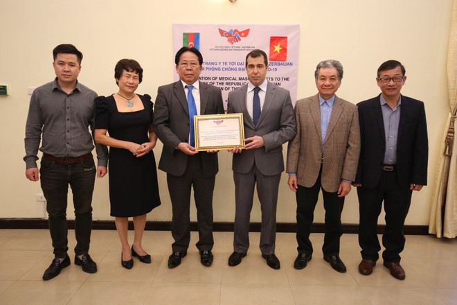 Vietnam brinda 10 mil mascarillas sanitarias al pueblo de Azerbaiyán ảnh 1 Vietnam brinda 10 mil mascarillas sanitarias al pueblo de Azerbaiyán ảnh 1