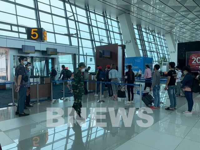 Repatrian a más de 100 ciudadanos vietnamitas de Indonesia a causa del COVID-19 ảnh 1 Repatrian a más de 100 ciudadanos vietnamitas de Indonesia a causa del COVID-19 ảnh 1
