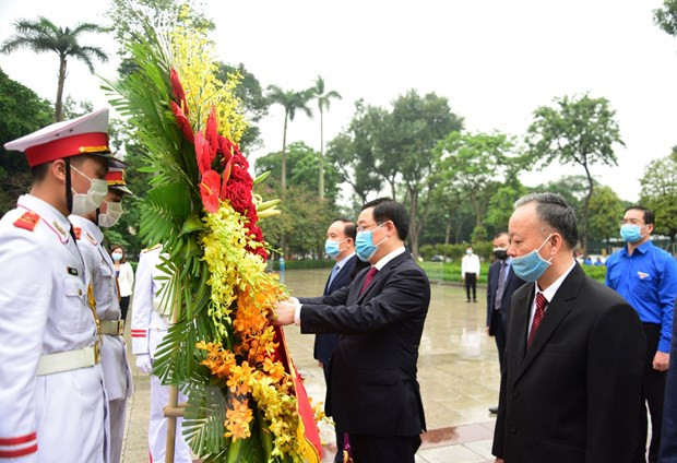 Autoridades de Hanoi rinden homenaje a Lenin en aniversario 150 de su natalicio ảnh 1 Autoridades de Hanoi rinden homenaje a Lenin en aniversario 150 de su natalicio ảnh 1