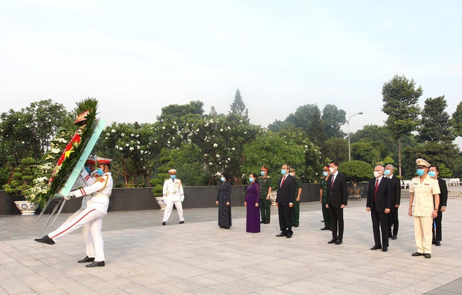 Dirigentes de Ciudad Ho Chi Minh rinden tributo a los caídos por la independencia nacional ảnh 1 Dirigentes de Ciudad Ho Chi Minh rinden tributo a los caídos por la independencia nacional ảnh 1