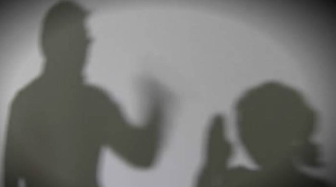 Arrestan a coreano tras hacerse viral video en que golpea a su esposa vietnamita ảnh 1 Arrestan a coreano tras hacerse viral video en que golpea a su esposa vietnamita ảnh 1