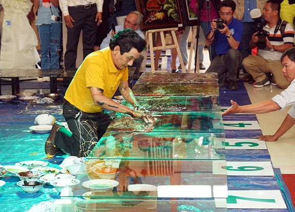 Establece pintor vietnamita récord mundial de pinturas en reversa ảnh 1 Establece pintor vietnamita récord mundial de pinturas en reversa ảnh 1