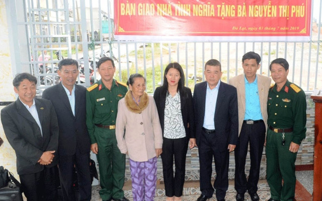 Política de asistencia de vivienda beneficia a personas con méritos revolucionarios en provincia vietnamita ảnh 1 Política de asistencia de vivienda beneficia a personas con méritos revolucionarios en provincia vietnamita ảnh 1