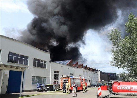 Destruye incendio almacenes de mercado vietnamita en Alemania ảnh 1