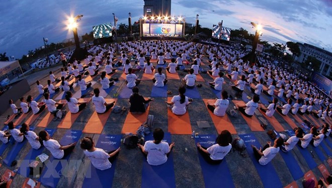 Celebran en ciudad vietnamita de Da Nang el Día Internacional de Yoga 2019 ảnh 1