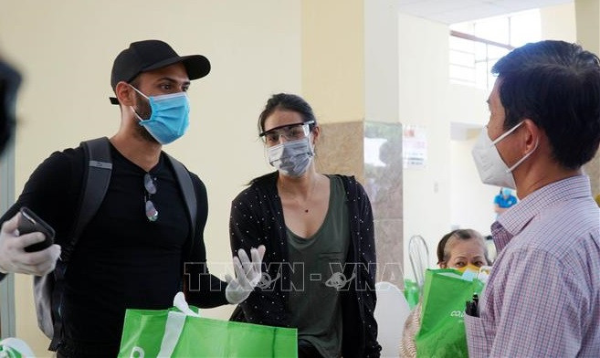 Entregan obsequios a extranjeros afectados por el COVID-19 en Ciudad Ho Chi Minh ảnh 1