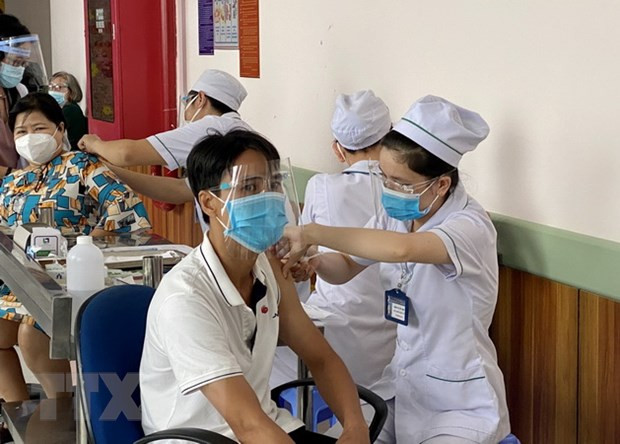Registra Vietnam casi 13 mil casos nuevos de COVID-19 ảnh 1