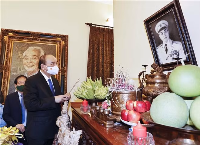 Dirigentes vietnamitas rinden homenaje al general Vo Nguyen Giap ảnh 1