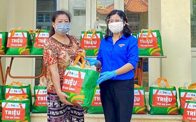 Jóvenes vietnamitas ayudan a personas necesitadas a superar el COVID-19 ảnh 1 Jóvenes vietnamitas ayudan a personas necesitadas a superar el COVID-19 ảnh 1