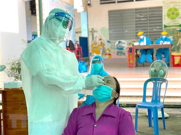 Los nuevos contagios del COVID-19 siguen superando 12 mil en Vietnam ảnh 1