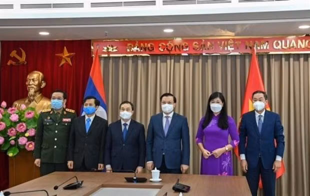 Intensifican Hanoi y Vientiane cooperación multifacética ảnh 3