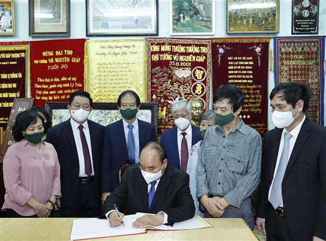 Dirigentes vietnamitas rinden homenaje al general Vo Nguyen Giap ảnh 2 Dirigentes vietnamitas rinden homenaje al general Vo Nguyen Giap ảnh 2