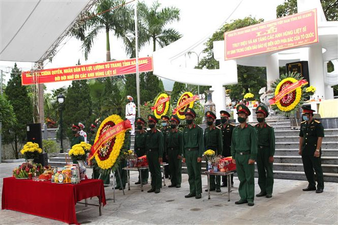 Realizan honras fúnebres de soldados caídos en defensa de las fronteras norteñas de Vietnam ảnh 1 Realizan honras fúnebres de soldados caídos en defensa de las fronteras norteñas de Vietnam ảnh 1