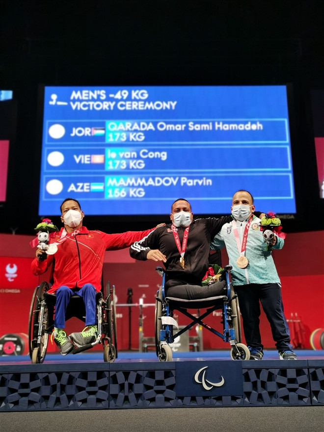 Halterófilo vietnamita cosecha medalla de plata en Juegos Paralímpicos de Tokio 2020 ảnh 2 Halterófilo vietnamita cosecha medalla de plata en Juegos Paralímpicos de Tokio 2020 ảnh 2