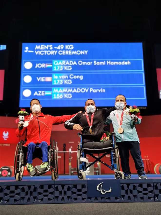Halterófilo vietnamita cosecha medalla de plata en Juegos Paralímpicos de Tokio 2020 ảnh 2