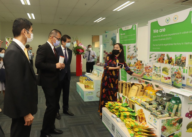 Efectúan exhibición híbrida sobre productos y alimentos procesados de Vietnam en Singapur ảnh 1 Efectúan exhibición híbrida sobre productos y alimentos procesados de Vietnam en Singapur ảnh 1