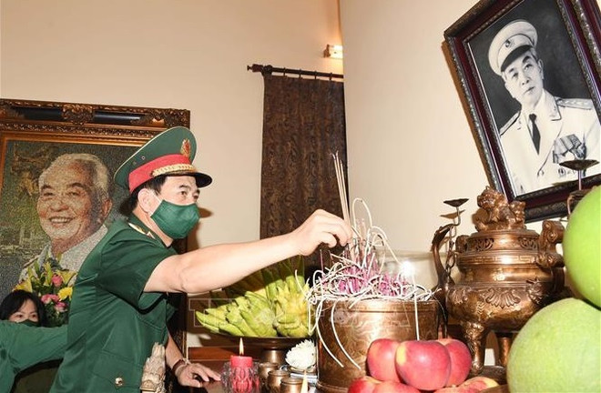 Ministerio de Defensa rinde homenaje al general Vo Nguyen Giap ảnh 1 Ministerio de Defensa rinde homenaje al general Vo Nguyen Giap ảnh 1