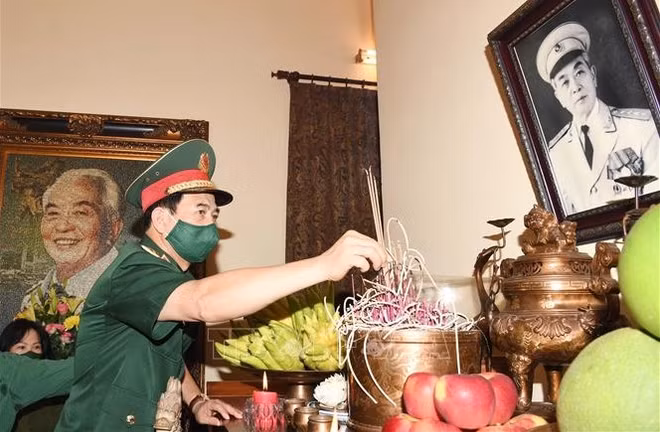 Ministerio de Defensa rinde homenaje al general Vo Nguyen Giap ảnh 1