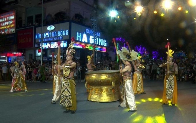 Efectúan carnaval callejero en provincia vietnamita ảnh 1 Efectúan carnaval callejero en provincia vietnamita ảnh 1