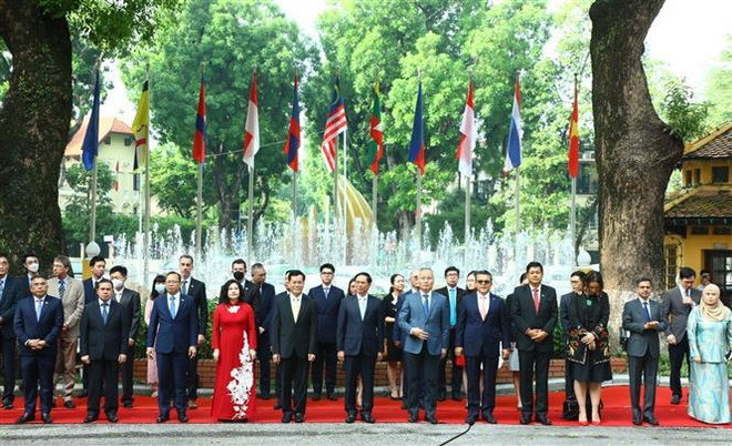Ondea la bandera de ASEAN en Vietnam en el 55 aniversario de su fundación ảnh 2 Ondea la bandera de ASEAN en Vietnam en el 55 aniversario de su fundación ảnh 2