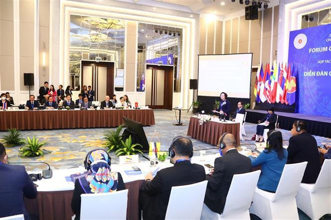 Funcionarios públicos deben ser más flexibles y creativos, según ministra vietnamita ảnh 1