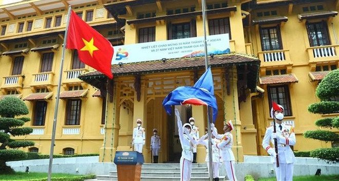Ondea la bandera de ASEAN en Vietnam en el 55 aniversario de su fundación ảnh 1 Ondea la bandera de ASEAN en Vietnam en el 55 aniversario de su fundación ảnh 1