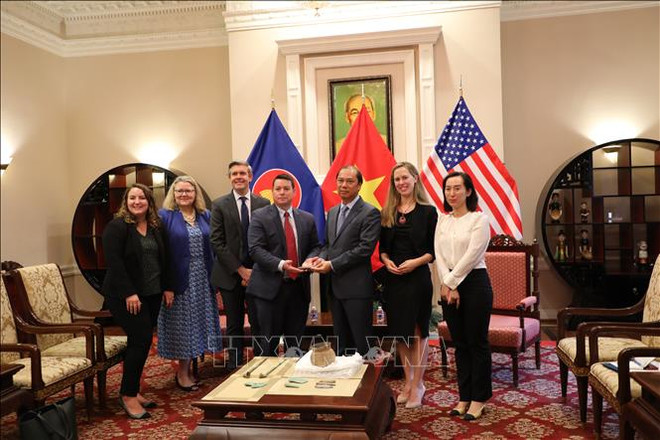 Embajada de Vietnam en Estados Unidos recibe antigüedades entregadas por FBI ảnh 1