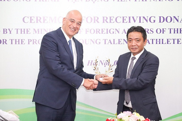 Grecia entrega 50 mil euros en apoyo al deporte vietnamita ảnh 1 Grecia entrega 50 mil euros en apoyo al deporte vietnamita ảnh 1