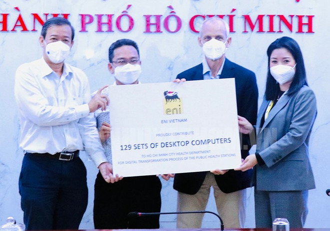 Grupo italiano obsequia computadoras al sector de salud de Ciudad Ho Chi Minh ảnh 1 Grupo italiano obsequia computadoras al sector de salud de Ciudad Ho Chi Minh ảnh 1