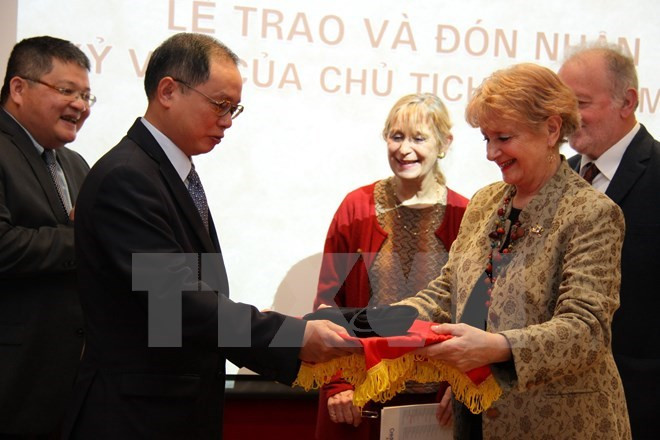 Embajada vietnamita en Francia recibe recuerdo del Presidente Ho Chi Minh ảnh 1 Embajada vietnamita en Francia recibe recuerdo del Presidente Ho Chi Minh ảnh 1