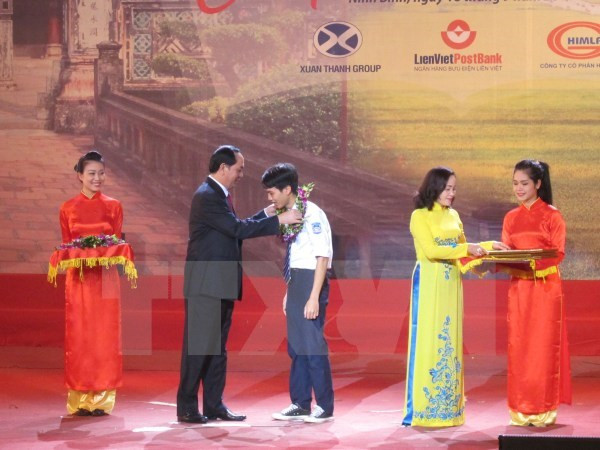 Ninh Binh honra a excelentes estudiantes y talentos deportivos ảnh 1 Ninh Binh honra a excelentes estudiantes y talentos deportivos ảnh 1