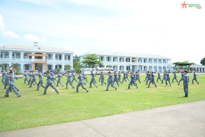 Delegación de agregados militares extranjeros visita Región naval 1 de Vietnam ảnh 2 Delegación de agregados militares extranjeros visita Región naval 1 de Vietnam ảnh 2