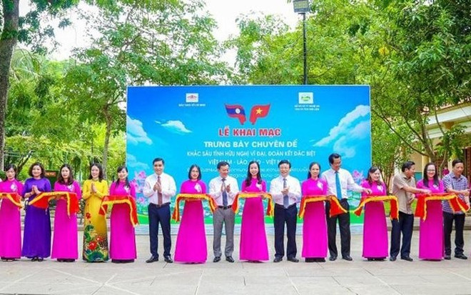 Exposición en Hanoi resalta gran amistad y solidaridad especial Vietnam-Laos ảnh 1 Exposición en Hanoi resalta gran amistad y solidaridad especial Vietnam-Laos ảnh 1