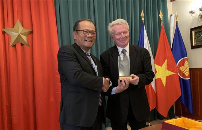 Entregan Premio de informaciones para el exterior de Vietnam a escritor checo ảnh 1 Entregan Premio de informaciones para el exterior de Vietnam a escritor checo ảnh 1