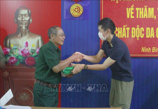 Amigos japoneses ayudan a víctimas vietnamitas de Agente Naranja en provincia de Ninh Binh ảnh 1 Amigos japoneses ayudan a víctimas vietnamitas de Agente Naranja en provincia de Ninh Binh ảnh 1