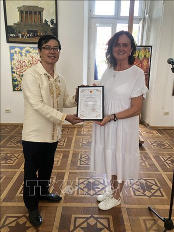 Exposición de pintura saluda aniversario de relaciones Vietnam-Ucrania ảnh 1 Exposición de pintura saluda aniversario de relaciones Vietnam-Ucrania ảnh 1