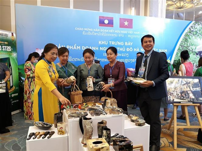 Inauguran en Hanoi exposición de fotos y productos vietnamitas y laosianos ảnh 1 Inauguran en Hanoi exposición de fotos y productos vietnamitas y laosianos ảnh 1