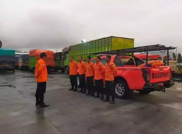 Tres muertos en accidente de helicóptero en el este de Indonesia ảnh 1