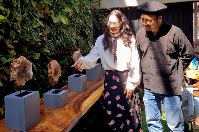 Celebran exposición de fotos impresas sobre madera de café ảnh 1