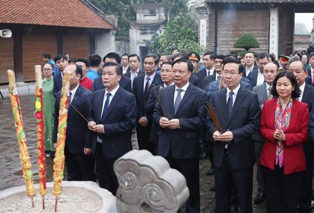 Presidente ofrece incienso para rendir homenaje al rey An Duong Vuong ảnh 1 Presidente ofrece incienso para rendir homenaje al rey An Duong Vuong ảnh 1
