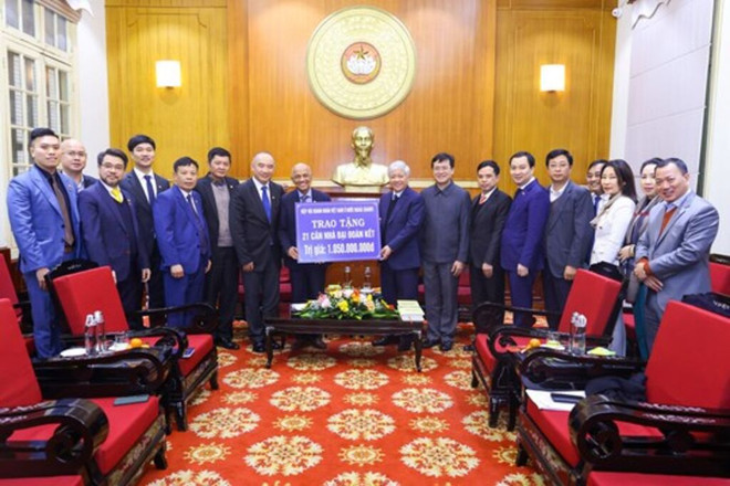Frente de la Patria de Vietnam recibe 21 viviendas solidarias para hogares pobres ảnh 1 Frente de la Patria de Vietnam recibe 21 viviendas solidarias para hogares pobres ảnh 1