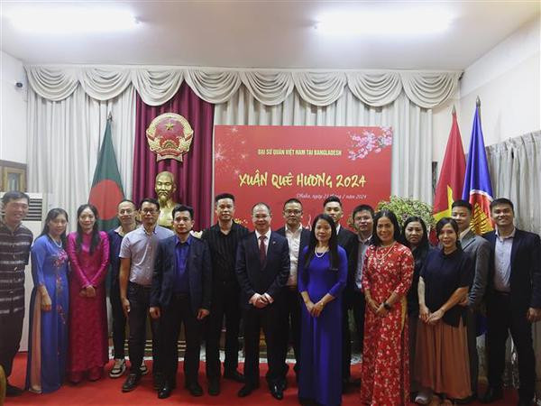 Celebran reunión de primavera para vietnamitas en Bangladesh ảnh 1 Celebran reunión de primavera para vietnamitas en Bangladesh ảnh 1