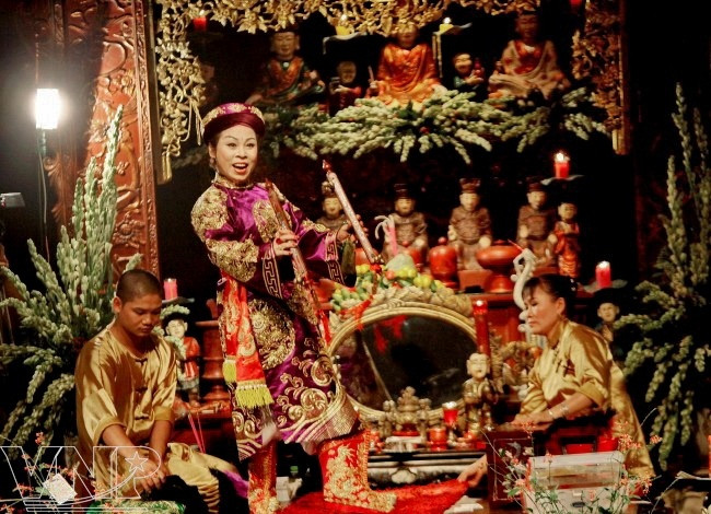 Típico canto chau van en cultura vietnamita ảnh 8 Típico canto chau van en cultura vietnamita ảnh 8