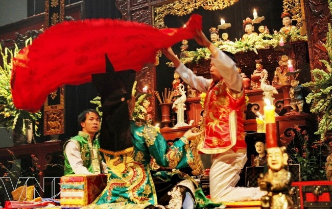 Típico canto chau van en cultura vietnamita ảnh 7 Típico canto chau van en cultura vietnamita ảnh 7