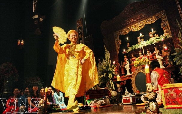 Típico canto chau van en cultura vietnamita ảnh 4 Típico canto chau van en cultura vietnamita ảnh 4
