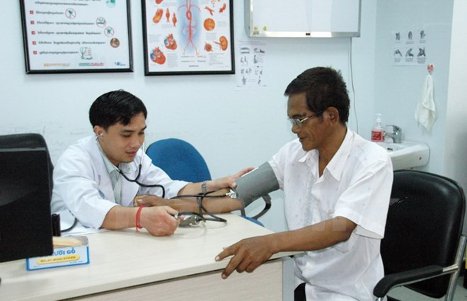  Médicos vietnamitas y cambodianos ofrecen consultas a pacientes desfa ảnh 1