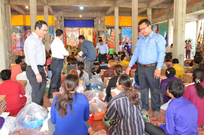 Entregan donativos a hogares vietnamitas y cambodianos afectados por incendio ảnh 1 Entregan donativos a hogares vietnamitas y cambodianos afectados por incendio ảnh 1