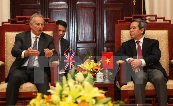 Gobernador del Banco recibe a expremier británico ảnh 1 Gobernador del Banco recibe a expremier británico ảnh 1