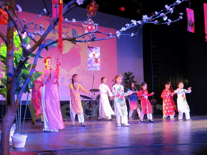 Vietnamitas en Francia saludan mayor fiesta tradicional ảnh 1 Vietnamitas en Francia saludan mayor fiesta tradicional ảnh 1