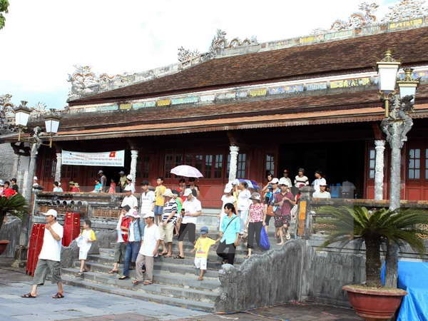 Antigua capital imperial de Vietnam recibe 100 mil turistas durante el Tet ảnh 1